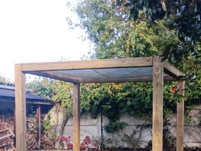 Pose d’une pergola bois avec voilage